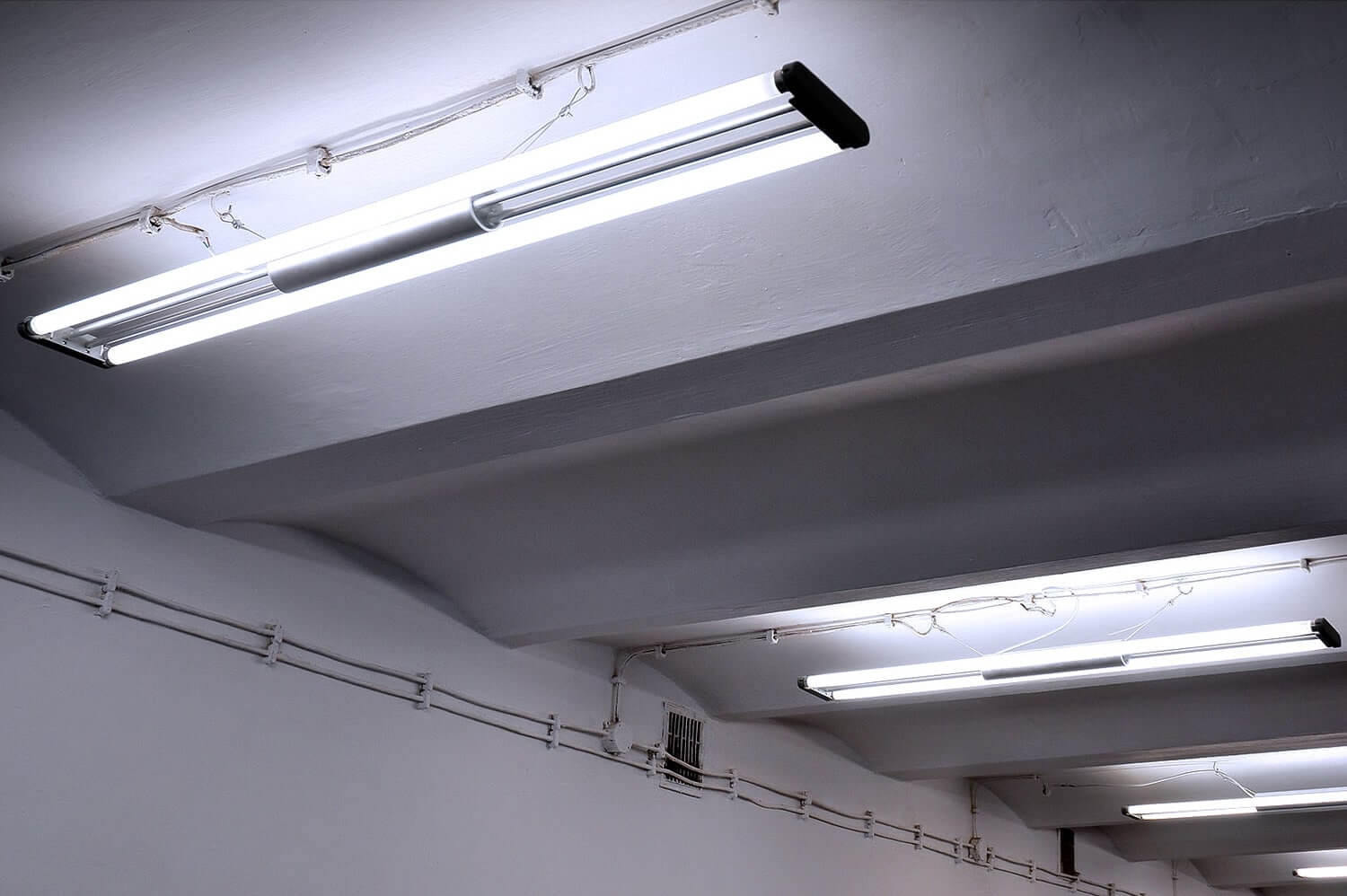 Ceiling Mounted Fluorescent Lamp Housing For Commercial Spaces